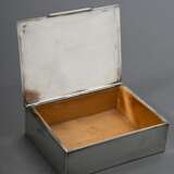 Martellierter Zigarettenkasten mit graviertem Wappen auf Scharnierdeckel und Holzinterieur, Silber 800, ges. 158g, 3,5x11,3x8,5cm - photo 2