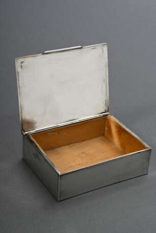 Martellierter Zigarettenkasten mit graviertem Wappen auf Scharnierdeckel und Holzinterieur, Silber 800, ges. 158g, 3,5x11,3x8,5cm - photo 2