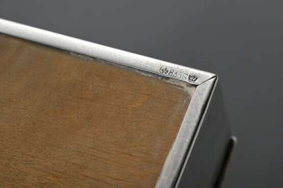Martellierter Zigarettenkasten mit graviertem Wappen auf Scharnierdeckel und Holzinterieur, Silber 800, ges. 158g, 3,5x11,3x8,5cm - photo 4