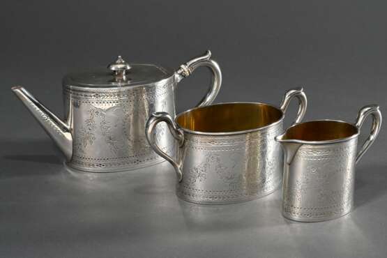 3 Teile englisches Teeset mit floralem Brightcut Dekor, MZ: London 1852, Silber 925 innen vergoldet, 1330g: ovale Teekanne (H. 12cm) und 2 Teile Zucker und Rahm (H. 8cm) - photo 1