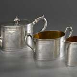 3 Teile englisches Teeset mit floralem Brightcut Dekor, MZ: London 1852, Silber 925 innen vergoldet, 1330g: ovale Teekanne (H. 12cm) und 2 Teile Zucker und Rahm (H. 8cm) - photo 1