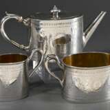3 Teile englisches Teeset mit floralem Brightcut Dekor, MZ: London 1852, Silber 925 innen vergoldet, 1330g: ovale Teekanne (H. 12cm) und 2 Teile Zucker und Rahm (H. 8cm) - photo 2