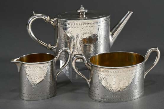 3 Teile englisches Teeset mit floralem Brightcut Dekor, MZ: London 1852, Silber 925 innen vergoldet, 1330g: ovale Teekanne (H. 12cm) und 2 Teile Zucker und Rahm (H. 8cm) - photo 2