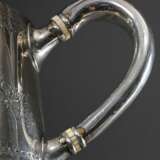 3 Teile englisches Teeset mit floralem Brightcut Dekor, MZ: London 1852, Silber 925 innen vergoldet, 1330g: ovale Teekanne (H. 12cm) und 2 Teile Zucker und Rahm (H. 8cm) - photo 3