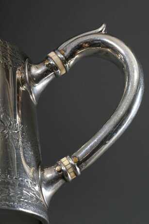 3 Teile englisches Teeset mit floralem Brightcut Dekor, MZ: London 1852, Silber 925 innen vergoldet, 1330g: ovale Teekanne (H. 12cm) und 2 Teile Zucker und Rahm (H. 8cm) - photo 3