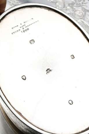 3 Teile englisches Teeset mit floralem Brightcut Dekor, MZ: London 1852, Silber 925 innen vergoldet, 1330g: ovale Teekanne (H. 12cm) und 2 Teile Zucker und Rahm (H. 8cm) - photo 4