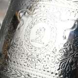 3 Teile englisches Teeset mit floralem Brightcut Dekor, MZ: London 1852, Silber 925 innen vergoldet, 1330g: ovale Teekanne (H. 12cm) und 2 Teile Zucker und Rahm (H. 8cm) - photo 5