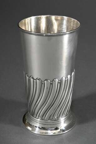 Hoher Becher mit halb geschweiftem Rillenrelief auf konischer Wandung, Silber 925, 202g, H. 15cm - photo 1