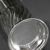 Hoher Becher mit halb geschweiftem Rillenrelief auf konischer Wandung, Silber 925, 202g, H. 15cm - photo 3