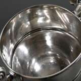 Großer Flaschenkühler mit Volutengriffen, MZ: Charles Boyton & Son Ltd, London 1914, Silber 925, 1190g, H. 28,3cm, Druckstellen - photo 4