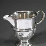 Englisches Milchkännchen mit aufgelegten Ornamenten, MZ: George Nathan & Ridley Hayes, Chester 1906, Silber 925, 135g, H. 9cm, leichte Druckstellen - photo 1