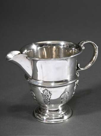 Englisches Milchkännchen mit aufgelegten Ornamenten, MZ: George Nathan & Ridley Hayes, Chester 1906, Silber 925, 135g, H. 9cm, leichte Druckstellen - photo 1