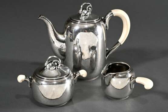 3 Teile dänisches Silber Kernstück im Art Déco Stil mit Hammerschlagoptik und elegant geschwungenen Handhaben aus Elfenbein sowie stilisierten Blütenknäufen, Kopenhagen um 1945, MZ: Holger Rasmussen, Silber 925, 986g, be… - photo 1