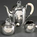 3 Teile dänisches Silber Kernstück im Art Déco Stil mit Hammerschlagoptik und elegant geschwungenen Handhaben aus Elfenbein sowie stilisierten Blütenknäufen, Kopenhagen um 1945, MZ: Holger Rasmussen, Silber 925, 986g, be… - photo 1