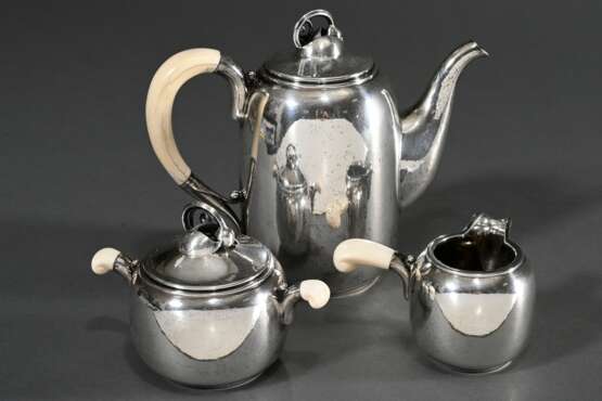 3 Teile dänisches Silber Kernstück im Art Déco Stil mit Hammerschlagoptik und elegant geschwungenen Handhaben aus Elfenbein sowie stilisierten Blütenknäufen, Kopenhagen um 1945, MZ: Holger Rasmussen, Silber 925, 986g, be… - photo 2