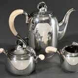 3 Teile dänisches Silber Kernstück im Art Déco Stil mit Hammerschlagoptik und elegant geschwungenen Handhaben aus Elfenbein sowie stilisierten Blütenknäufen, Kopenhagen um 1945, MZ: Holger Rasmussen, Silber 925, 986g, be… - photo 2