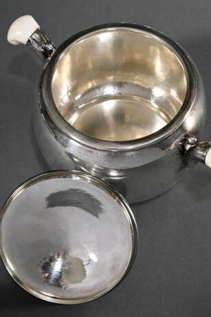 3 Teile dänisches Silber Kernstück im Art Déco Stil mit Hammerschlagoptik und elegant geschwungenen Handhaben aus Elfenbein sowie stilisierten Blütenknäufen, Kopenhagen um 1945, MZ: Holger Rasmussen, Silber 925, 986g, be… - photo 3