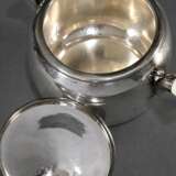 3 Teile dänisches Silber Kernstück im Art Déco Stil mit Hammerschlagoptik und elegant geschwungenen Handhaben aus Elfenbein sowie stilisierten Blütenknäufen, Kopenhagen um 1945, MZ: Holger Rasmussen, Silber 925, 986g, be… - photo 3