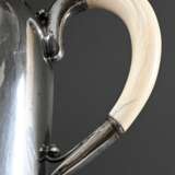 3 Teile dänisches Silber Kernstück im Art Déco Stil mit Hammerschlagoptik und elegant geschwungenen Handhaben aus Elfenbein sowie stilisierten Blütenknäufen, Kopenhagen um 1945, MZ: Holger Rasmussen, Silber 925, 986g, be… - photo 4