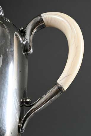3 Teile dänisches Silber Kernstück im Art Déco Stil mit Hammerschlagoptik und elegant geschwungenen Handhaben aus Elfenbein sowie stilisierten Blütenknäufen, Kopenhagen um 1945, MZ: Holger Rasmussen, Silber 925, 986g, be… - photo 4