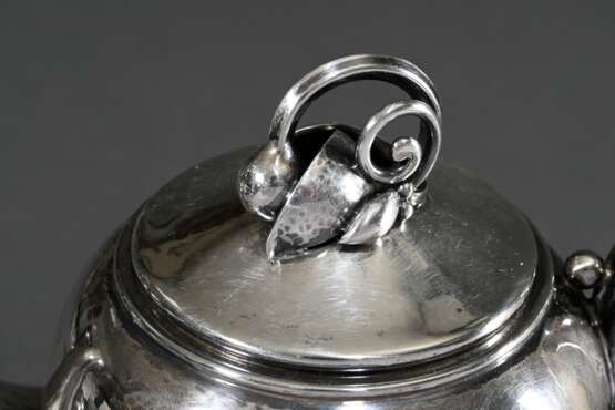 3 Teile dänisches Silber Kernstück im Art Déco Stil mit Hammerschlagoptik und elegant geschwungenen Handhaben aus Elfenbein sowie stilisierten Blütenknäufen, Kopenhagen um 1945, MZ: Holger Rasmussen, Silber 925, 986g, be… - photo 5
