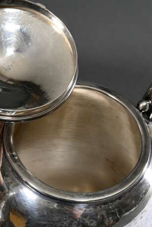 3 Teile dänisches Silber Kernstück im Art Déco Stil mit Hammerschlagoptik und elegant geschwungenen Handhaben aus Elfenbein sowie stilisierten Blütenknäufen, Kopenhagen um 1945, MZ: Holger Rasmussen, Silber 925, 986g, be… - photo 6