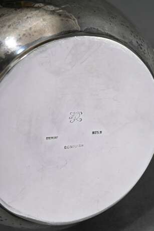 3 Teile dänisches Silber Kernstück im Art Déco Stil mit Hammerschlagoptik und elegant geschwungenen Handhaben aus Elfenbein sowie stilisierten Blütenknäufen, Kopenhagen um 1945, MZ: Holger Rasmussen, Silber 925, 986g, be… - photo 7