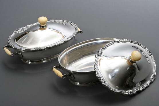 Paar oval bombierte dänische Silber Terrinen mit ornamentalem Rand sowie Elfenbein Griffen und Knauf, MZ: A. Dragstedt, Kopenhagen 1940, Silber 830, 3130g, 15x32x20cm, Genehmigung nach VO (EG) 338/97 liegt vor (kein Expo… - photo 1