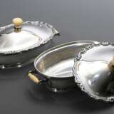 Paar oval bombierte dänische Silber Terrinen mit ornamentalem Rand sowie Elfenbein Griffen und Knauf, MZ: A. Dragstedt, Kopenhagen 1940, Silber 830, 3130g, 15x32x20cm, Genehmigung nach VO (EG) 338/97 liegt vor (kein Expo… - photo 1