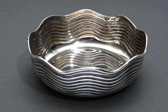 Moderner Flaschenuntersetzer mit Wellenwandung, MZ: FC MI, Italien 20.Jh., Silber 800, 196g, H. 4,3cm, Ø 12cm - photo 1