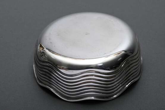 Moderner Flaschenuntersetzer mit Wellenwandung, MZ: FC MI, Italien 20.Jh., Silber 800, 196g, H. 4,3cm, Ø 12cm - photo 2