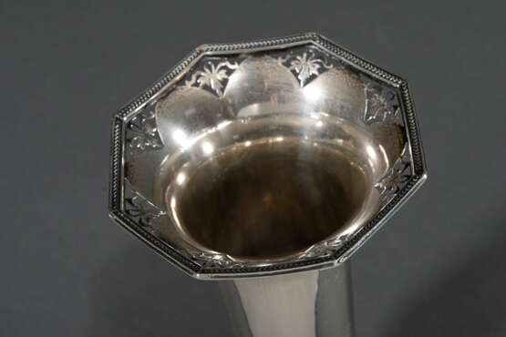 Oktogonal facettierte Vase mit durchbrochenem Rand, MZ: Walker & Hall, Sheffield 1931, Silber 925 gefüllt, H. 19,6cm - photo 3