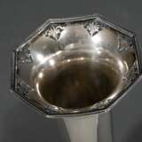 Oktogonal facettierte Vase mit durchbrochenem Rand, MZ: Walker & Hall, Sheffield 1931, Silber 925 gefüllt, H. 19,6cm - photo 3