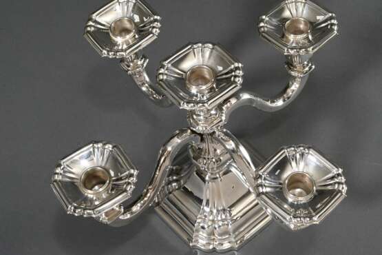 Fünfflammige Tafel Girandole in barock getreppter Façon auf eckigem Fuß, Gebr. Friedländer, Silber 835, Fuß gefüllt, H. 22cm - photo 3