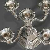 Fünfflammige Tafel Girandole in barock getreppter Façon auf eckigem Fuß, Gebr. Friedländer, Silber 835, Fuß gefüllt, H. 22cm - photo 3