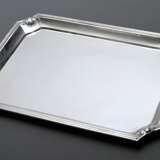 Tablett mit eingezogenen Ecken und Muschelornamenten, Bruckmann & Söhne, Juweliermarke: Gutruf, Silber 800, 1242g, 41,5x31,8cm - фото 1