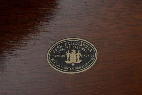Großes Tablett mit ornamental intarsierter Mahagoni Platte und fein durchbrochenem Rand nach Sheraton Vorbild, MZ: Ellis & Co (Ellis Jacob Greenberg), Birmingham 1911, Silber 925, 2066g, Boden mit Etikett Gebr. Fried… - фото 7
