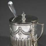 Senftopf in klassischer Façon mit Rillen- und Festonrelief sowie blauem Glaseinsatz und Löffelchen, MZ: Harrison Brothers & Howson, Sheffield 1884, Silber 925, 125g (o. Einsatz), H. 7cm - Foto 1