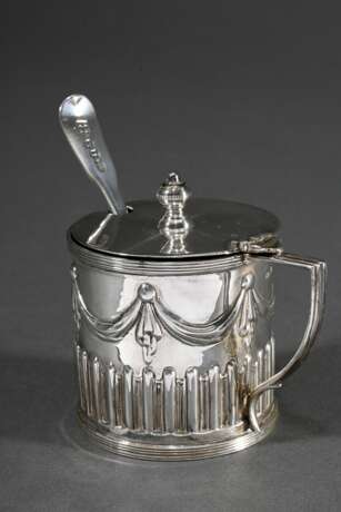 Senftopf in klassischer Façon mit Rillen- und Festonrelief sowie blauem Glaseinsatz und Löffelchen, MZ: Harrison Brothers & Howson, Sheffield 1884, Silber 925, 125g (o. Einsatz), H. 7cm - Foto 1
