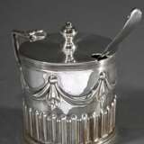 Senftopf in klassischer Façon mit Rillen- und Festonrelief sowie blauem Glaseinsatz und Löffelchen, MZ: Harrison Brothers & Howson, Sheffield 1884, Silber 925, 125g (o. Einsatz), H. 7cm - Foto 2