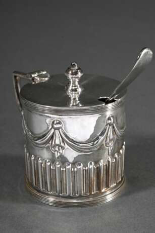 Senftopf in klassischer Façon mit Rillen- und Festonrelief sowie blauem Glaseinsatz und Löffelchen, MZ: Harrison Brothers & Howson, Sheffield 1884, Silber 925, 125g (o. Einsatz), H. 7cm - Foto 2