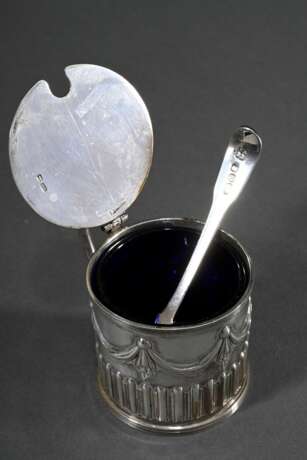 Senftopf in klassischer Façon mit Rillen- und Festonrelief sowie blauem Glaseinsatz und Löffelchen, MZ: Harrison Brothers & Howson, Sheffield 1884, Silber 925, 125g (o. Einsatz), H. 7cm - Foto 3
