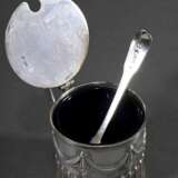 Senftopf in klassischer Façon mit Rillen- und Festonrelief sowie blauem Glaseinsatz und Löffelchen, MZ: Harrison Brothers & Howson, Sheffield 1884, Silber 925, 125g (o. Einsatz), H. 7cm - Foto 3