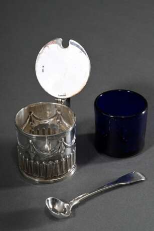 Senftopf in klassischer Façon mit Rillen- und Festonrelief sowie blauem Glaseinsatz und Löffelchen, MZ: Harrison Brothers & Howson, Sheffield 1884, Silber 925, 125g (o. Einsatz), H. 7cm - Foto 4