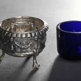 4 Kleine Salieren in klassischer Façon mit blauen Glaseinsätzen und Löffelchen, Silber 800, 110g (o. Einsätze), H. 4,3cm, 1 Bodenplatte fehlt - Foto 3