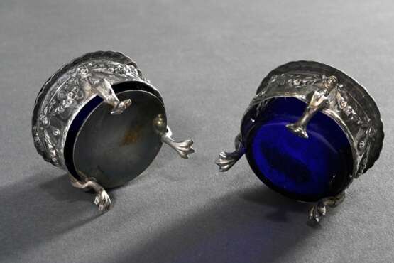 4 Kleine Salieren in klassischer Façon mit blauen Glaseinsätzen und Löffelchen, Silber 800, 110g (o. Einsätze), H. 4,3cm, 1 Bodenplatte fehlt - Foto 5