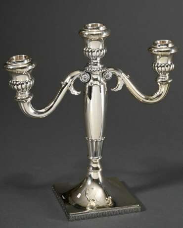 Dreiarmige Tafelgirandole mit Blattfries auf eckigem Fuß, Silber 925 (Bodenplatte versilbert), zaponiert, zus. 527g, H. 25,5cm, leichte Gebrauchsspuren - фото 1