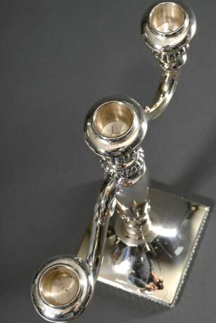 Dreiarmige Tafelgirandole mit Blattfries auf eckigem Fuß, Silber 925 (Bodenplatte versilbert), zaponiert, zus. 527g, H. 25,5cm, leichte Gebrauchsspuren - фото 2