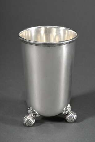 Wilhelminischer Kugelfußbecher in schlichter Façon auf drei Feuerkugeln (Bomben), Modell für Regimentsgeschenke, um 1900, MZ: Gebr. Friedländer, Berlin, Silber 800, 337g, H. 14,4cm, leichte Druckstelle - photo 1