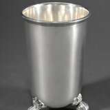 Wilhelminischer Kugelfußbecher in schlichter Façon auf drei Feuerkugeln (Bomben), Modell für Regimentsgeschenke, um 1900, MZ: Gebr. Friedländer, Berlin, Silber 800, 337g, H. 14,4cm, leichte Druckstelle - photo 1